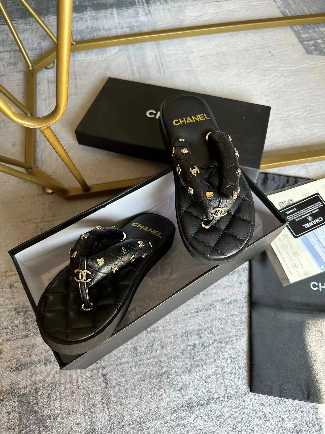 👟👟Ex-factory price 400 🌈🌈Women's shoes factory Chanel Chanel's new summer bread flip-flops, irresistibly cute, like stepping on bread or stepping on clouds ☁️Super strong wrapping feeling🛍📦 Fabric: Original customized super soft sheepskin Lining: Original customized super soft sheep Sole: Ultra-light foam sole Sole thickness: 2CM Size: 35-40